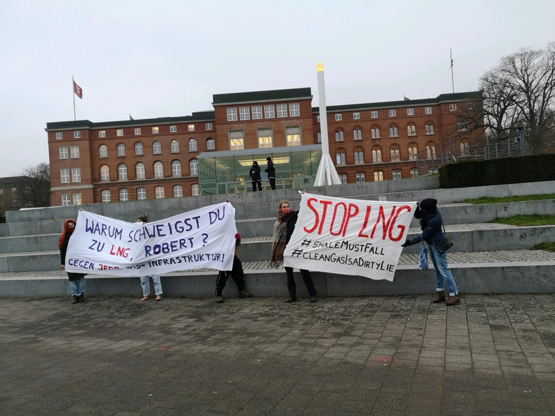 Transparent vor Kieler Landtag "Warum schweigst du zu LNG, Robert?"
